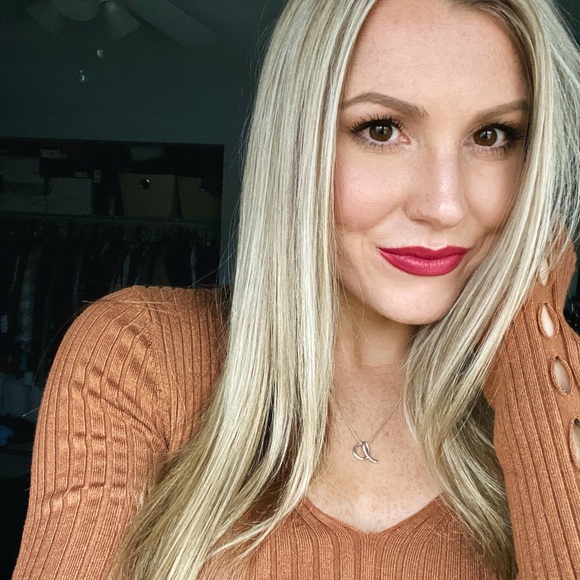 Express Rust Ribbed V-Neck Sweater - Picture 2 of 6